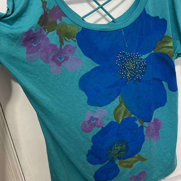 Fang short sleeve shirt with cris cross back size large - Picture 3 of 4